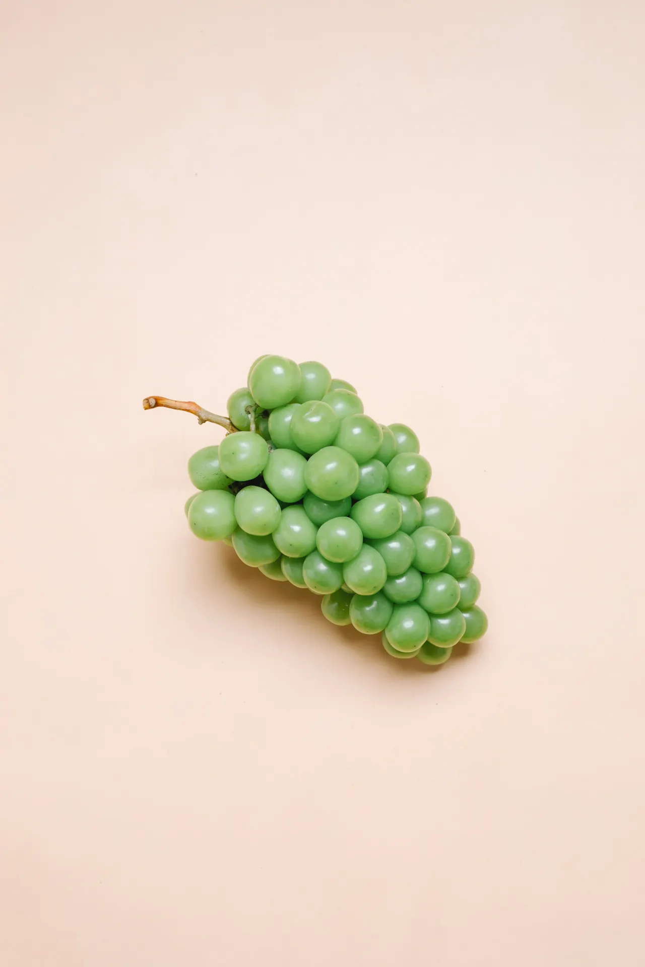 Fresh Green Grapes Minimalist Fruit Wallpaper