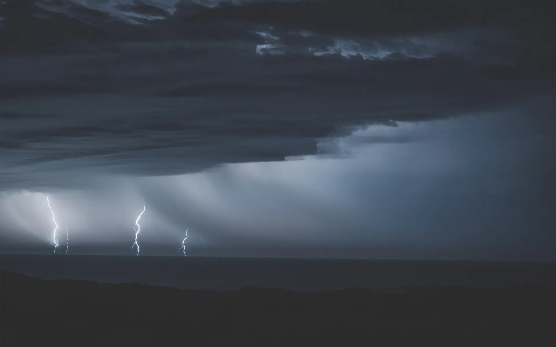 Lightning Storm Over Dark Ocean 4K Wallpaper